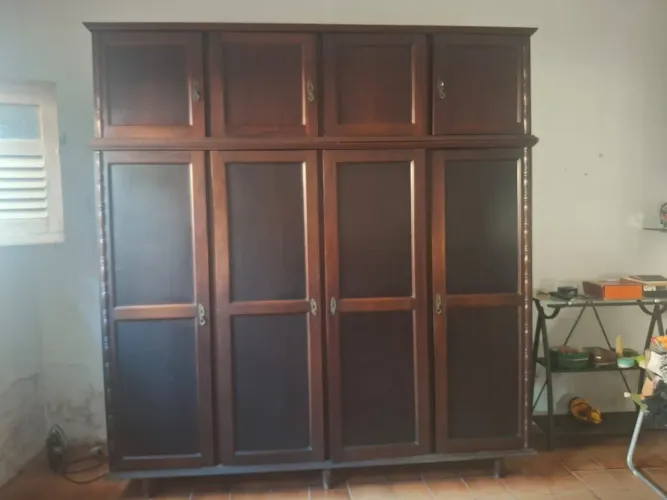 Guarda roupas em madeira