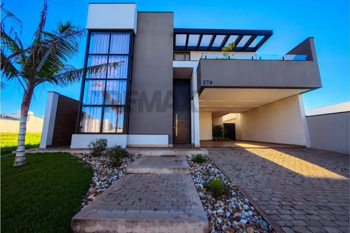 Casa em condomínio com 4 suítes, sala com pé direito duplo, elevador, banheiro social, gar