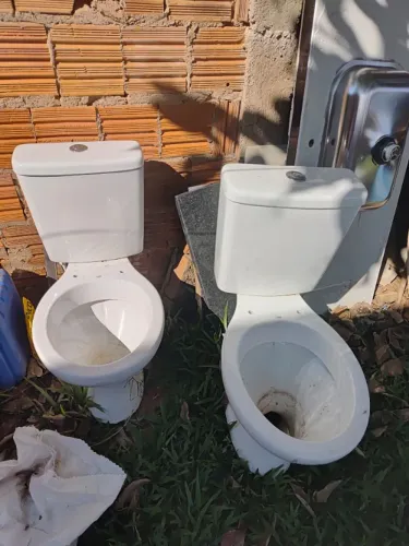 Louças para banheiro. Vaso sanitário, lavatório com coluna e pia de banheiro