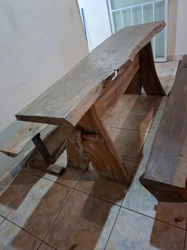 Mesa de madeira maciça