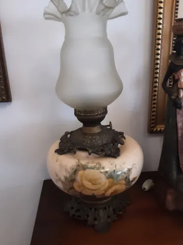 Abajur lamparina de mesa retrô com cúpula de vidro.