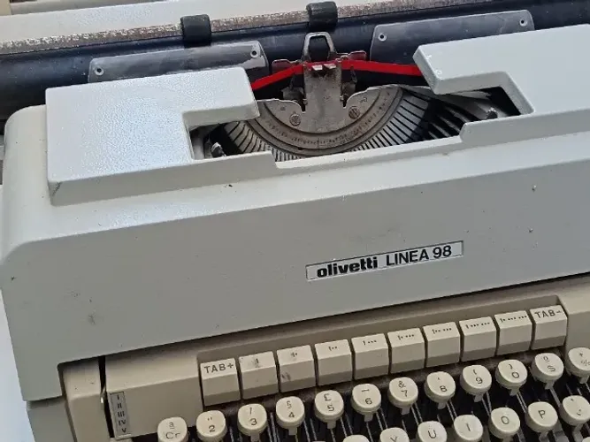 Máquina De Escrever Olivetti Linea 98