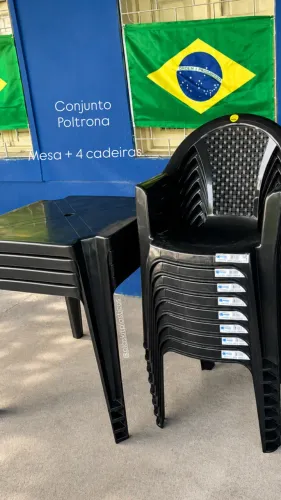 Conjunto mesa com 4 cadeiras poltronas 