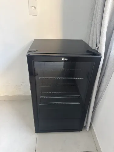 efrigerador Expositor Vertical Eos 80 Litros Eco Gelo All Black Eev90p 220v