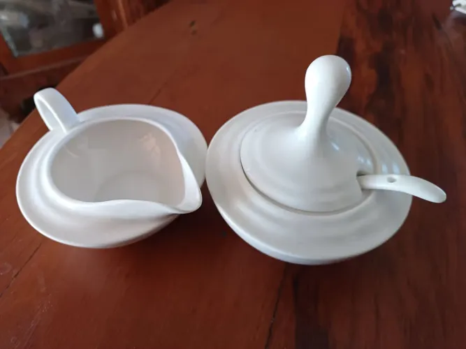 Leiteira e Açucareiro Lyor Design em Porcelana com Colher Original
