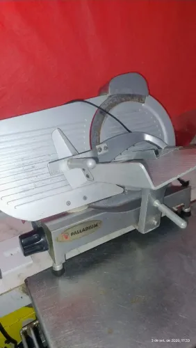 Fatia feira de frios máquina muito boa foi usado umas 3 xmotivo da venda desistiu do ponto