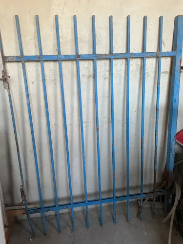 Vendo esta grade para comércio ou para sua casa! Ela abre se vc não quiser fixar. 250,00