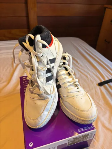 Tênis Adidas Hoops 3.0 Mid - Branco e Azul Escuro - Estado de Novo