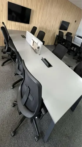 Estação de Trabalho Coletiva Premium (Mesa Estilo Plataforma) + Cadeiras Ergonômicas
