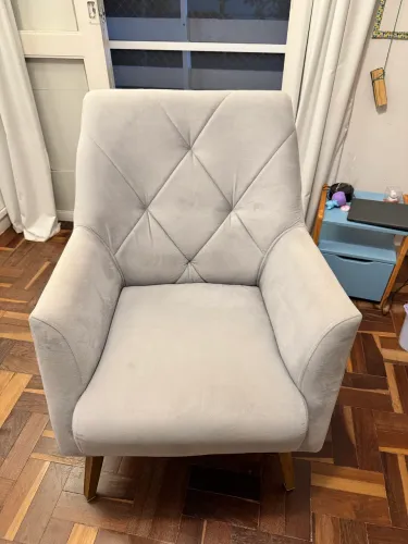 Poltrona decorativa Magali cinza claro, loja Lasof Brasil.