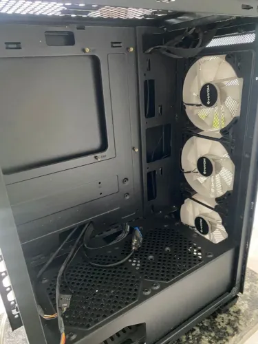 Gabinete para PC usado.
