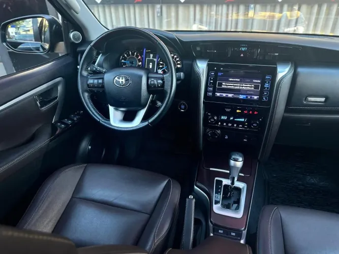 Toyota Hilux SW4 SRX 4X4 2.8 TDI 16V Dies. Aut. 2019
