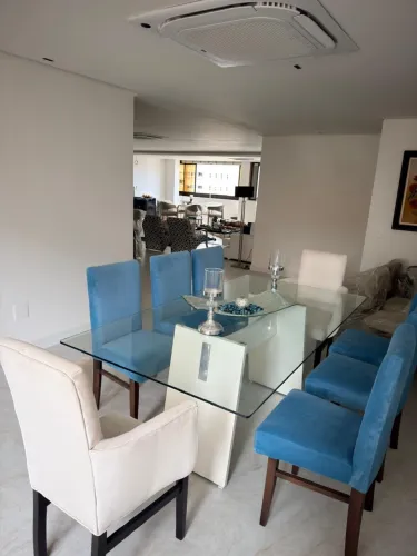 Mesa de jantar de madeira branca com vidro e 8 cadeiras de tela