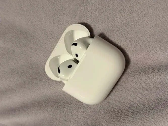 AirPods 4 com Cancelamento de Ruído | 2 Meses de Uso + Garantia