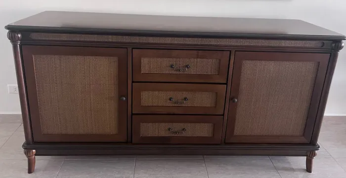Buffet modelo Império em madeira maciça acompanhando espelho