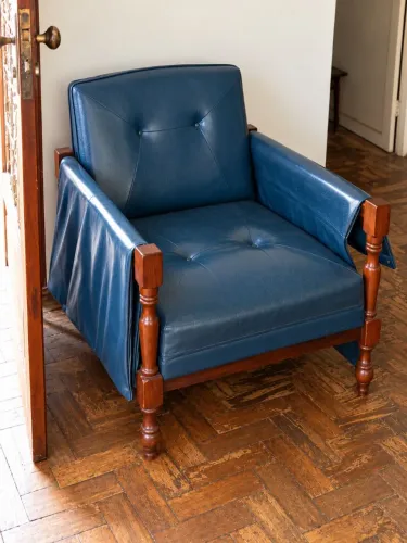 Poltrona Antiga Azul com Estrutura de Madeira - Vintage