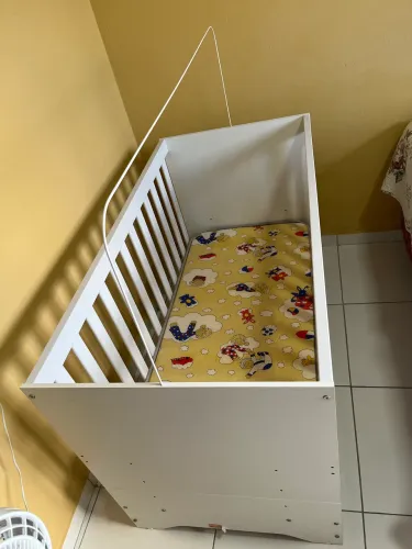Berço 3 em 1 (berço, sofá e minicama) + colchão e suporte para mosquiteiro