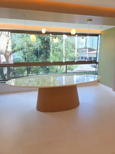 Mesa de Jantar Oval - Sofisticação Direto de Fábrica