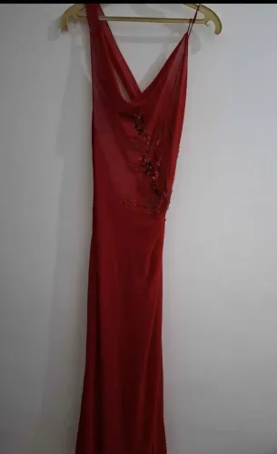 Lindo vestido vermelho longo para festas