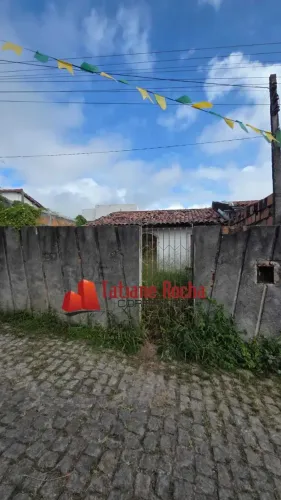 Vendo casa em rua pública no bairro Feira IX.