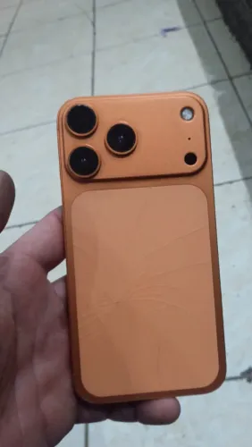iPhone XR na carcaca do 17