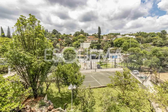 Casa com quadra de tênis em rua fechada