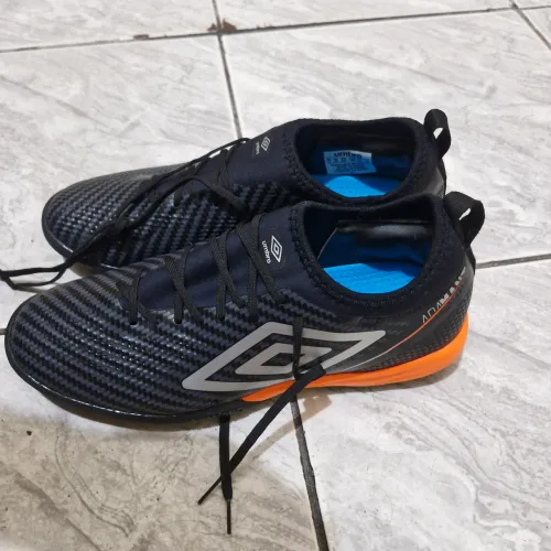 Chuteira Umbro Society - usada apenas uma vez.