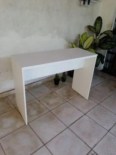 Escrivaninha simples de MDF 