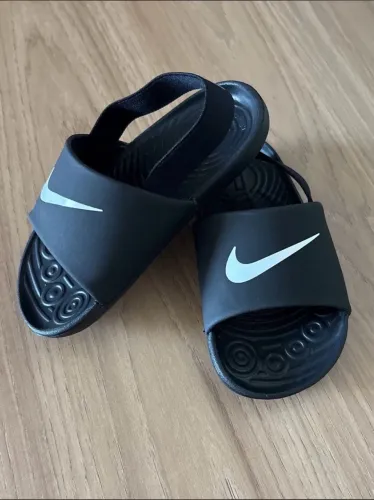 Sandália Nike preta em excelente estado 