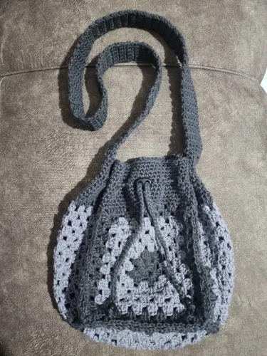 Bolsa bolinha de crochê cinza