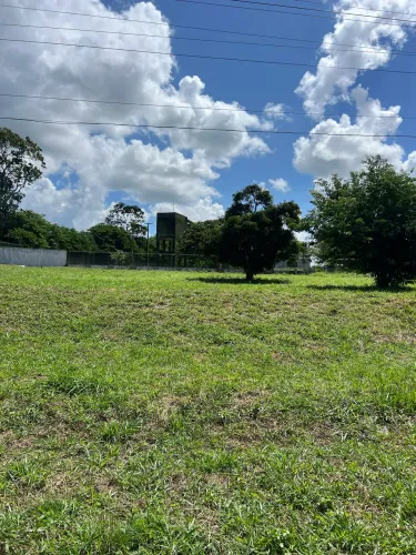 Lote comercial beira da rodovia, em frente a condomínio.