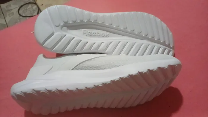Tenis REEBOK veio direto da Europa número 44/45 . Motivo da venda , nao serve no meu pé..