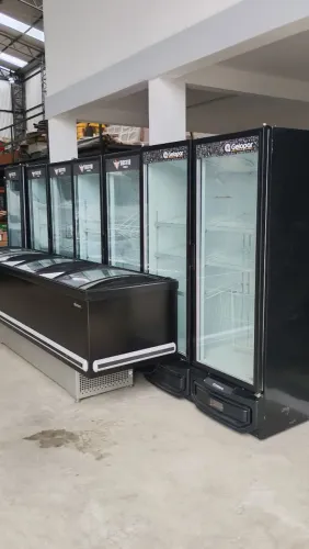 Refrigerador e congelador e ilha