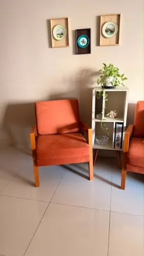 Poltrona com braços de madeira Jowanell 