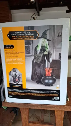 Bruxa que dança é fala para o Halloween.