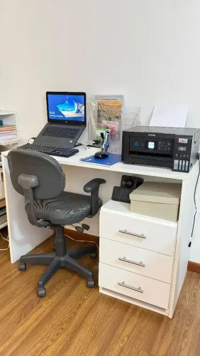 Mesa com gaveteiro para escritório ou estudos