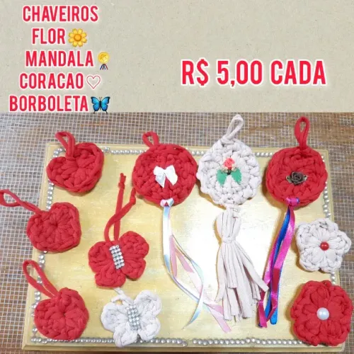 almofadas e prendedores em crochê, cachepó e chaveiros em fio de malha