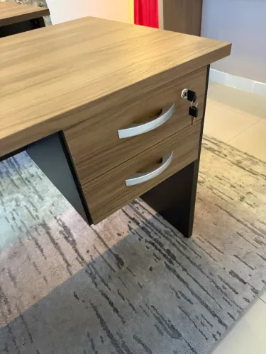 02 mesas de escritório com gavetas