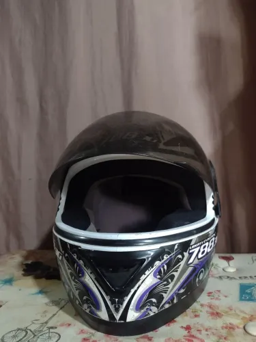 Vende-se capacete quebra galho