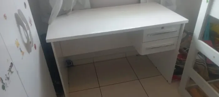 Escrivaninha branca duas gavetas - compacta