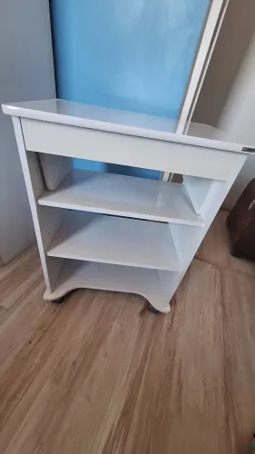 Mesa de apoio com prateleiras