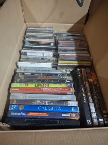 CDs vinis DVDs e instrumentos musicais.