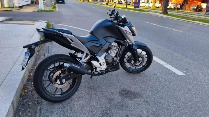 Descarga esportiva CB 300f