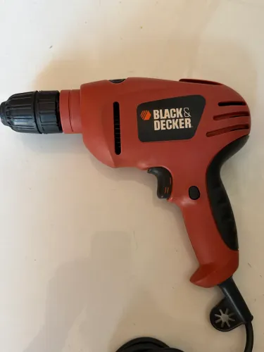 Furadeira Black & Decker com pouco uso