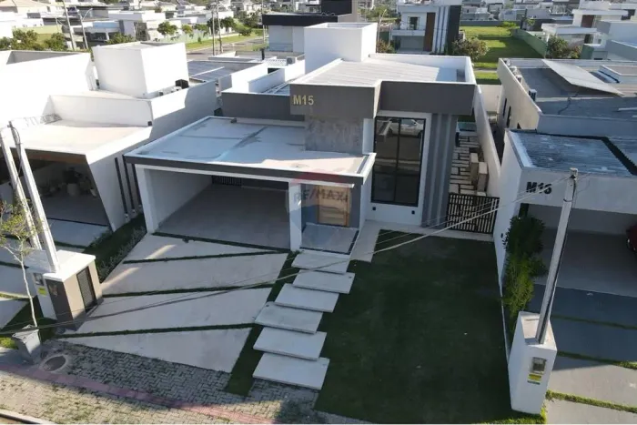 Casa em condomínio fechado com três quartos, sendo uma suíte