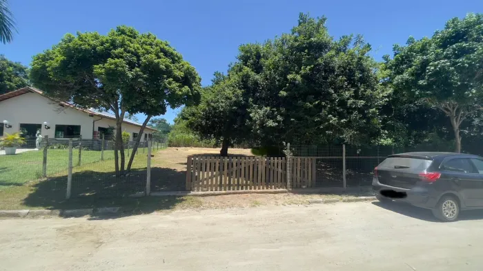 Terreno de 450m² em Condomínio Fechado: Cercado, Limpo e Plano, Pronto para Construir