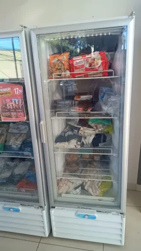 Freezer/geladeira Metalfrio novinho 220V Com desembacador de vidros