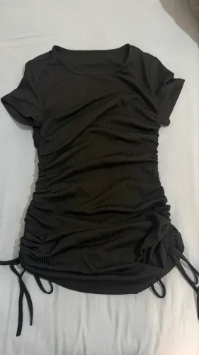 Vestido preto com amarrações 