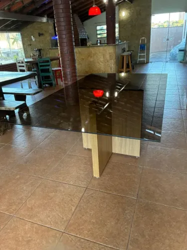VENDO MESA CONTENDO: UM VIDRO TEMPERADO FUME TRANSPARENTE SEM USO BASE:TAMPO EM MDF FREIJÓ