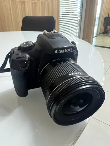 Canon EOS Rebel T7 com lente EF-S 10-18mm, uma DSLR de 24,1 MP.